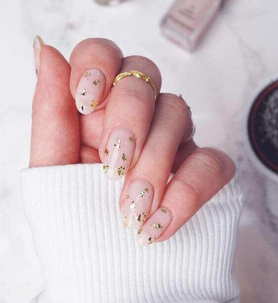 Ongles élégants avec détails dorés