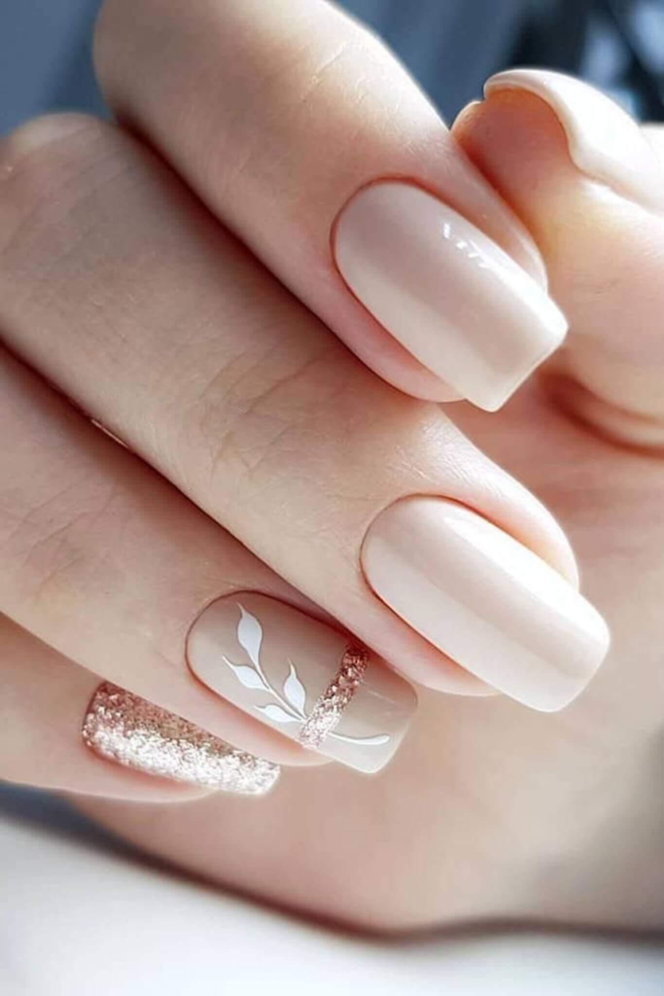 Ongles blancs nacrés élégants