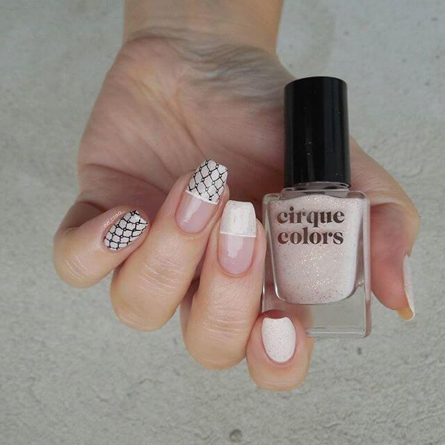 ongles élégants en porcelaine blanche