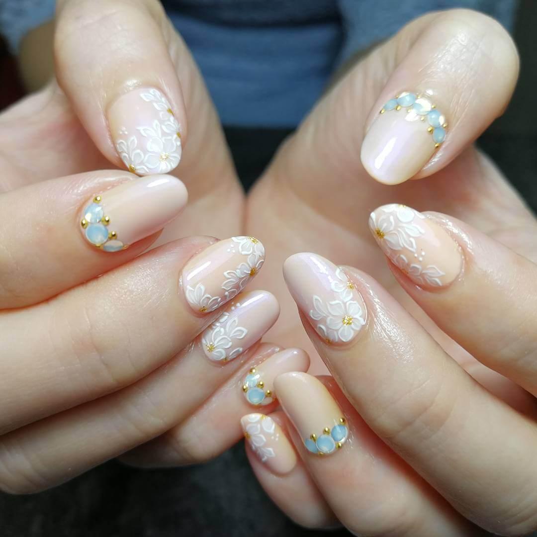 ongles élégants pour le mariage avec des floes