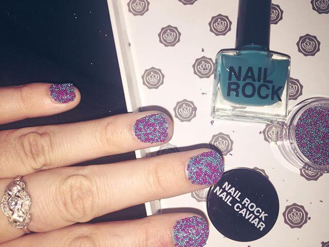 ongles en caviar bleu clair et rose