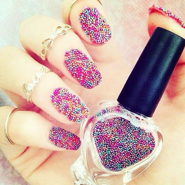 ongles en caviar coloré