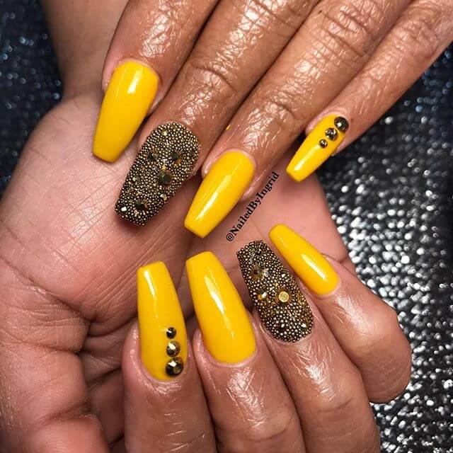 ongles en caviar jaune et noir