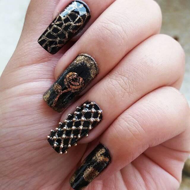 ongles en caviar noir et or