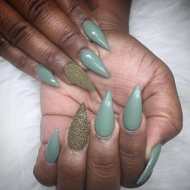 ongles en caviar vert et doré