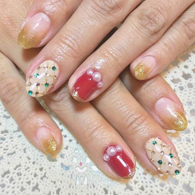 ongles en gel avec accessoires