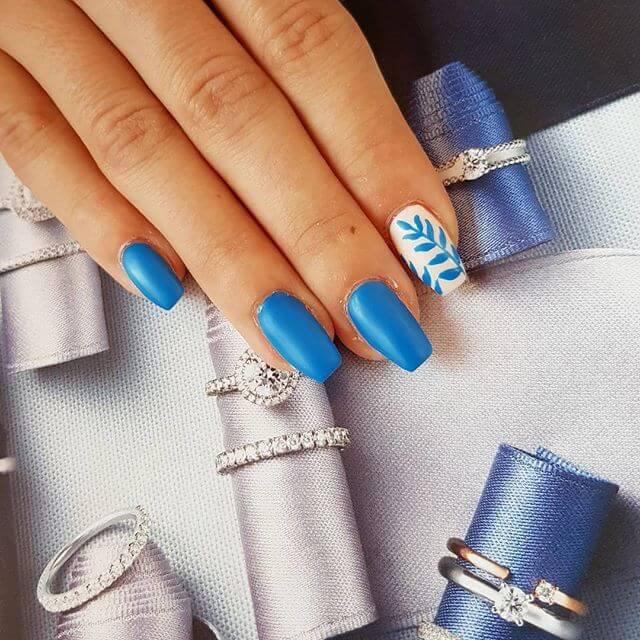 ongles en gel bleu clair