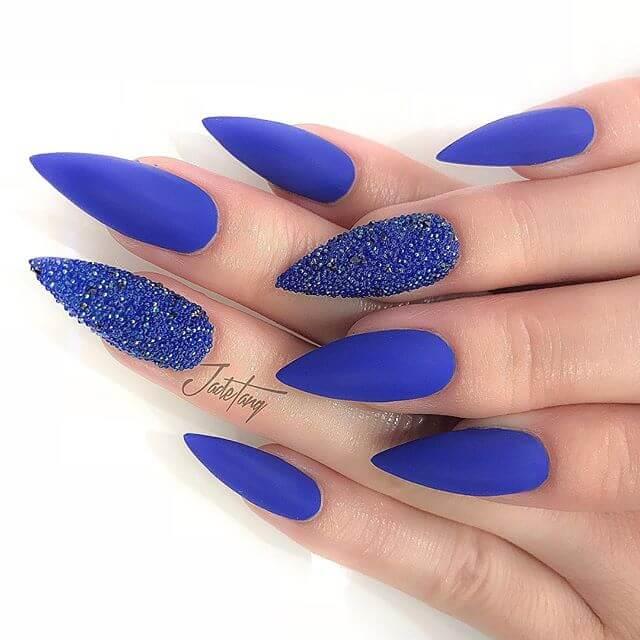 ongles en gel bleu et caviar