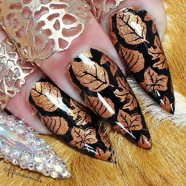 ongles en gel noir et or