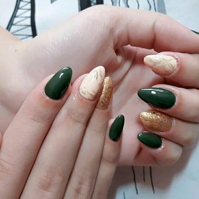 ongles en gel vert et or