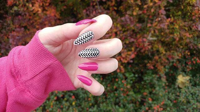 ongles en porcelaine avec lignes
