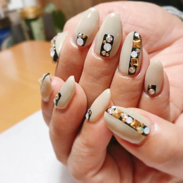 ongles en porcelaine avec pierres