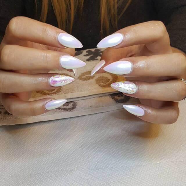 ongles en porcelaine perlée