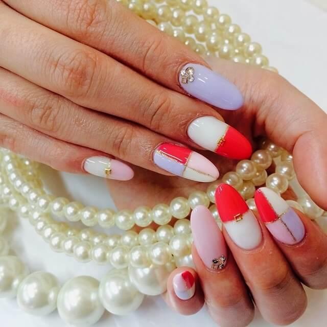 ongles en porcelaine rouge avec ruban adhésif