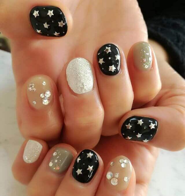 Design jeune en noir et or