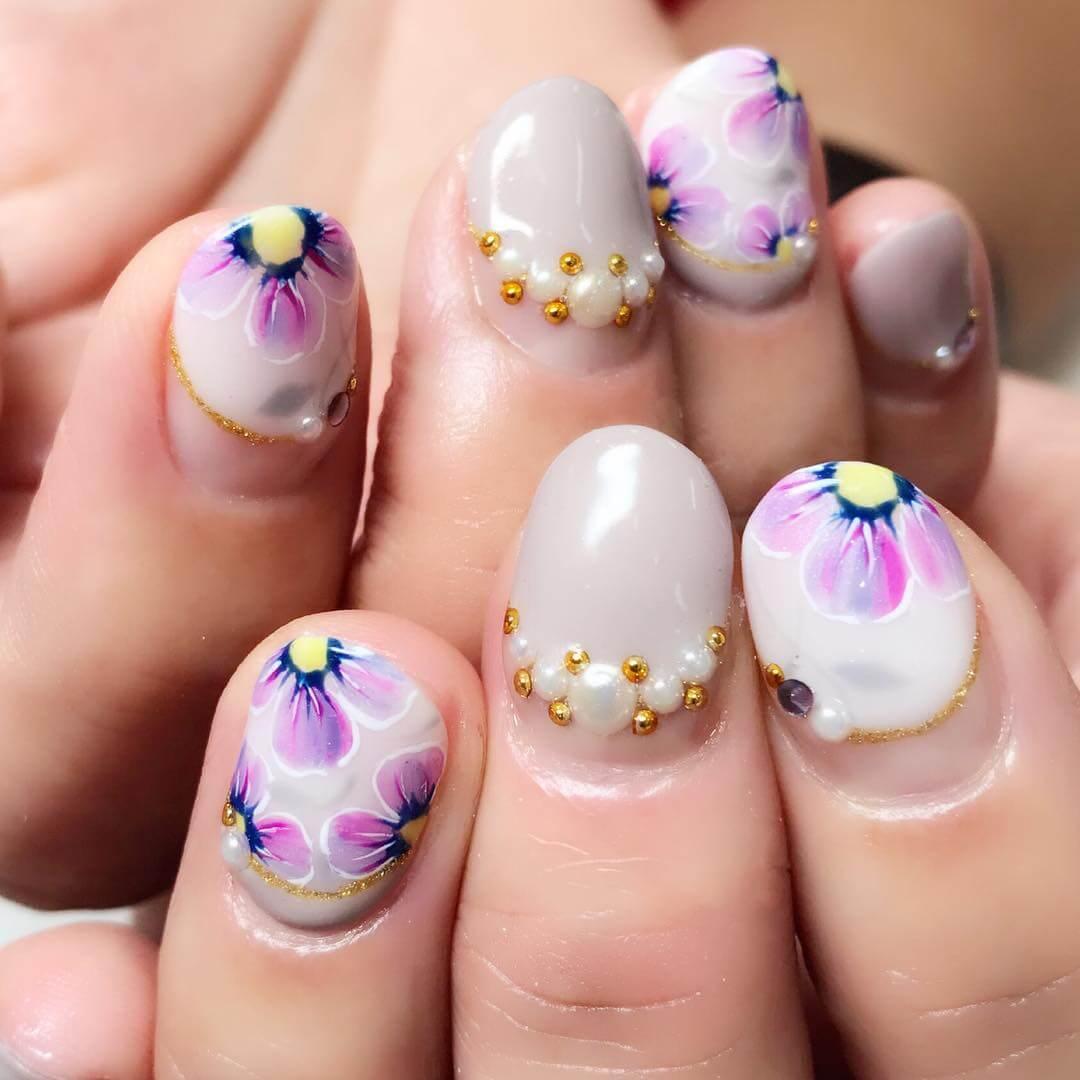ongles fleuris et nacrés
