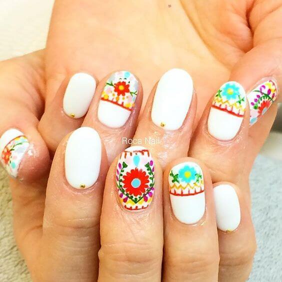 ongles folkloriques avec fleurs