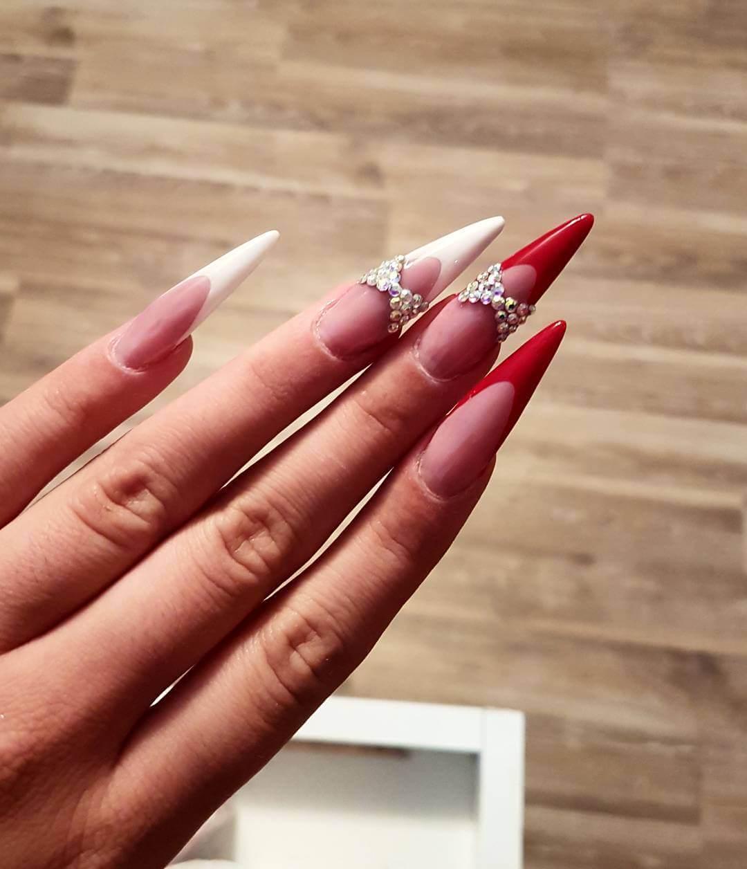 Sur des ongles longs en acrylique