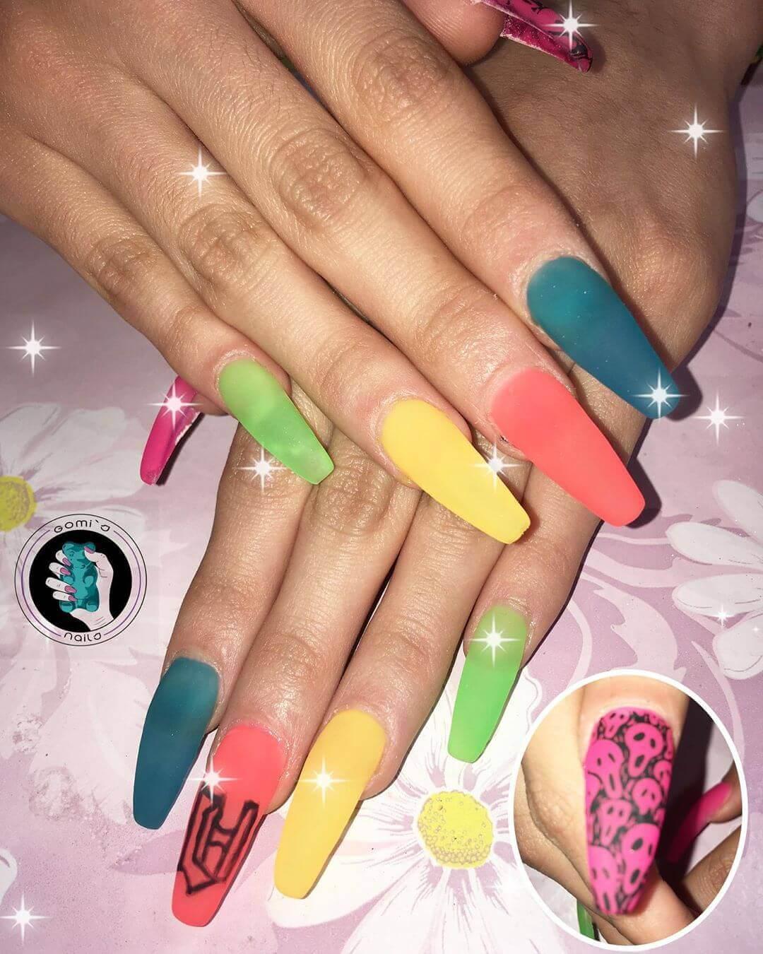 ongles longs décorés avec des couleurs mates