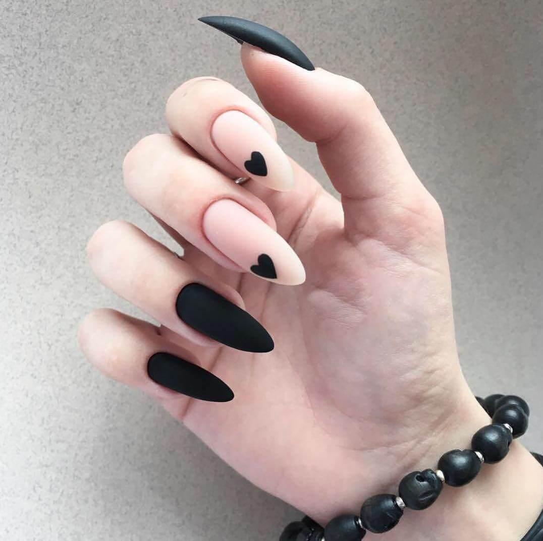 ongles longs avec coeur noir