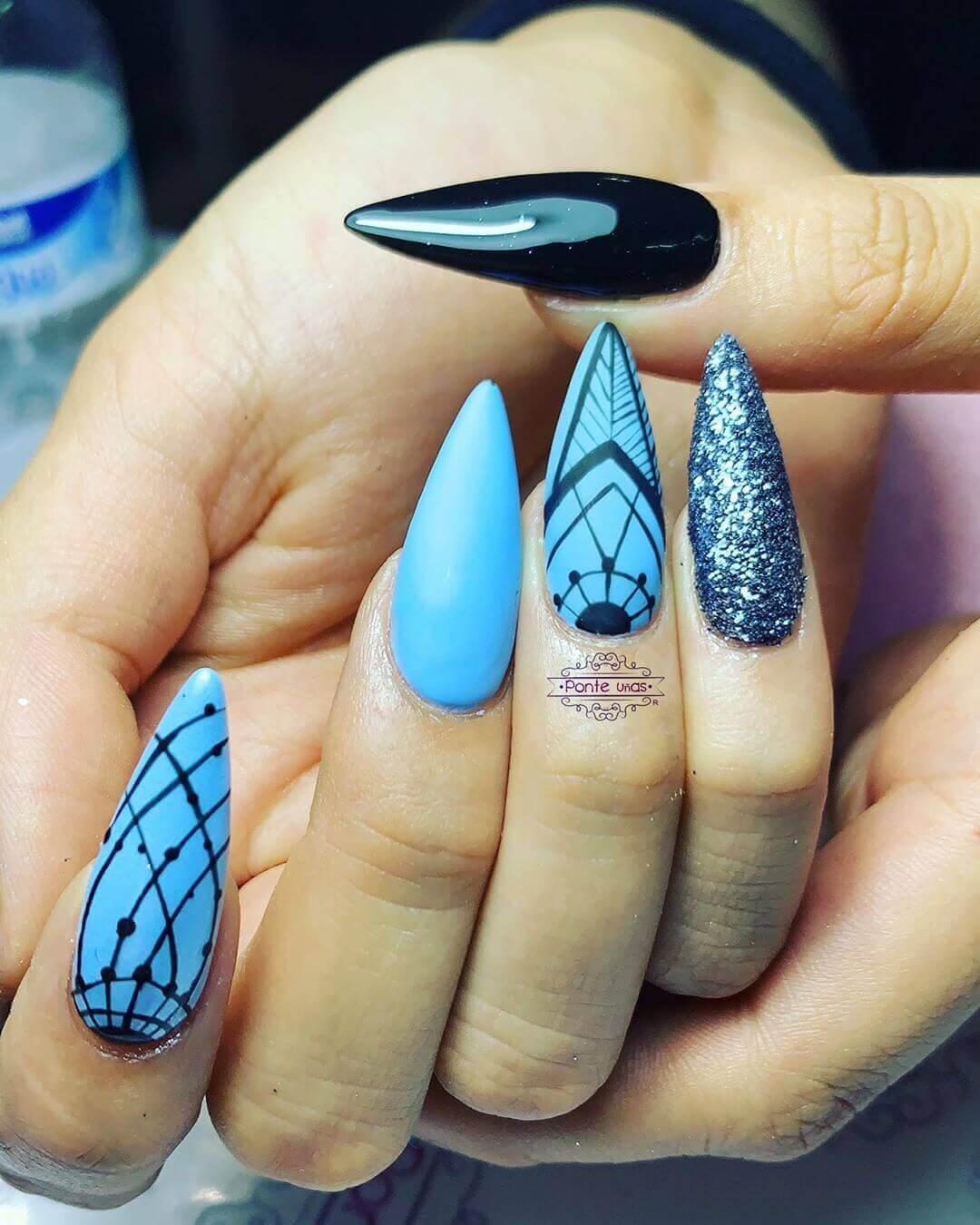 ongles longs bleu clair avec noir