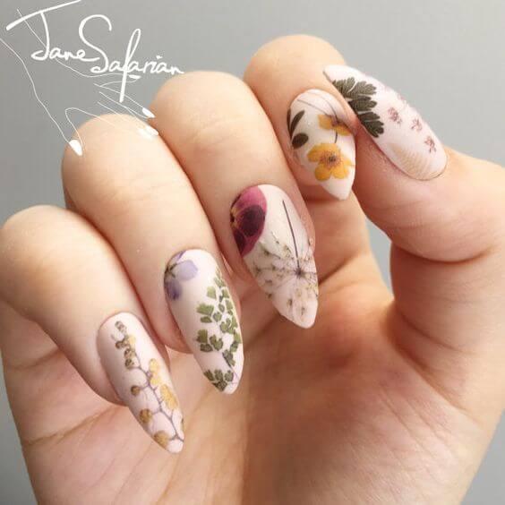 ongles longs décorés de fleurs