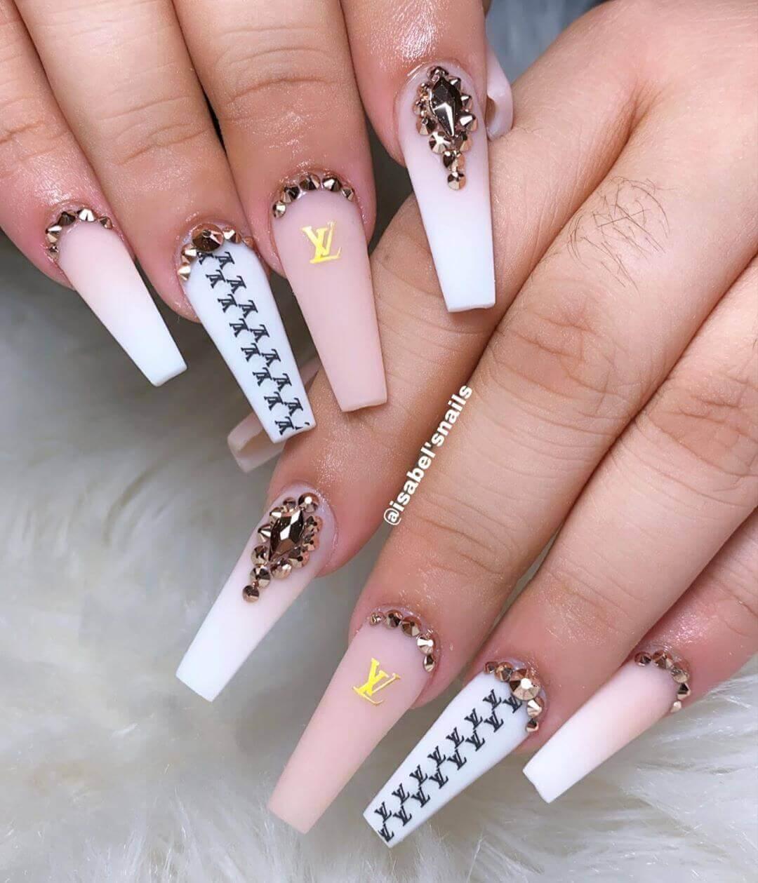 ongles longs décorés en blanc et rose pâle