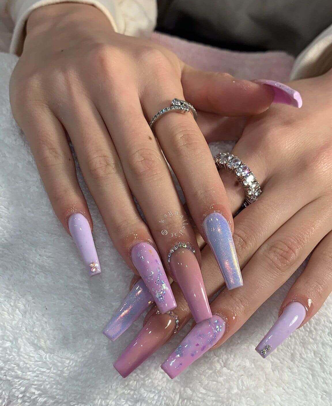 ongles longs décorés violet