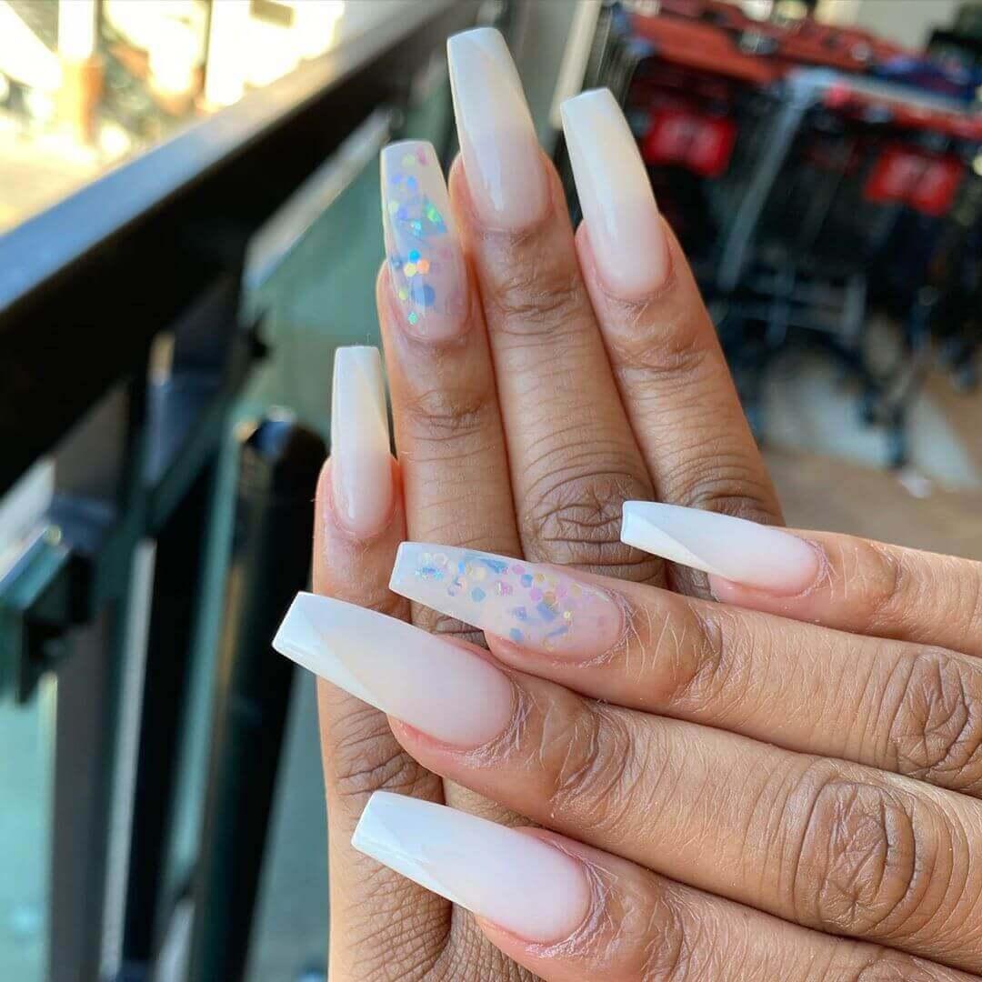 ongles longs et blancs avec confettis