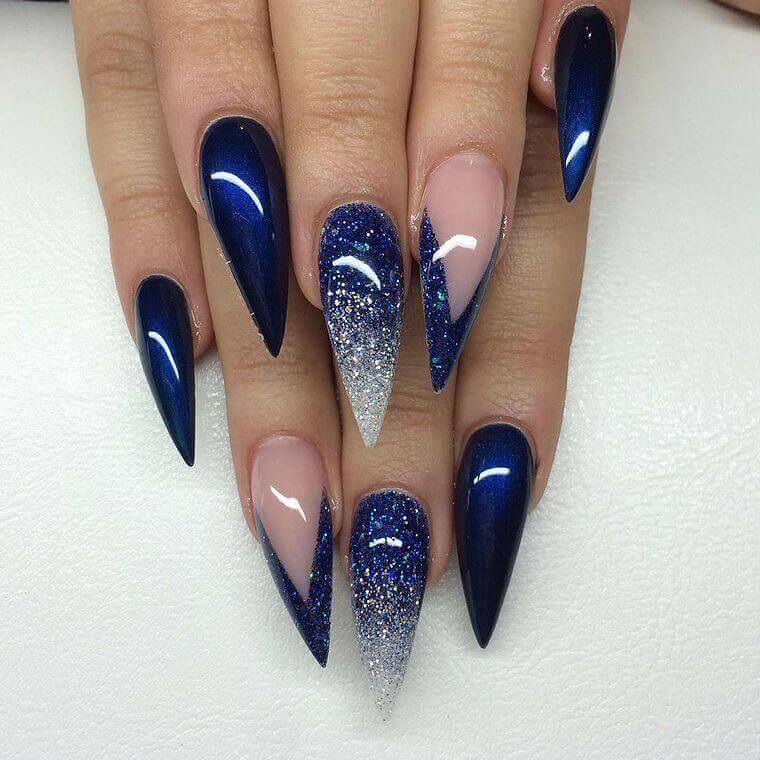 Longs ongles bleus