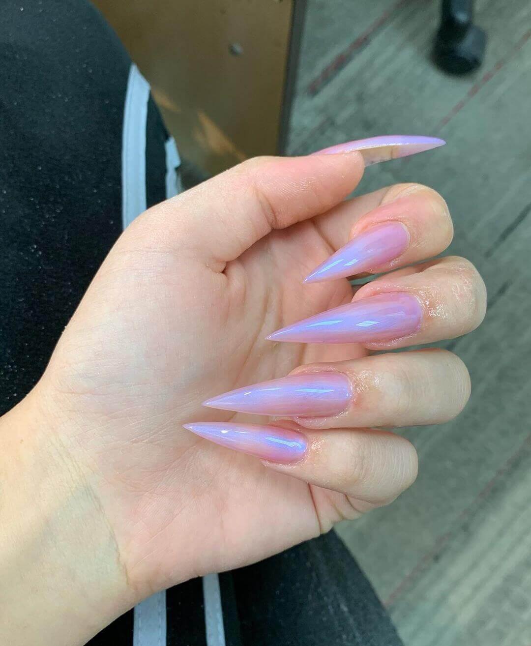 ongles longs stiletto blanc nacré