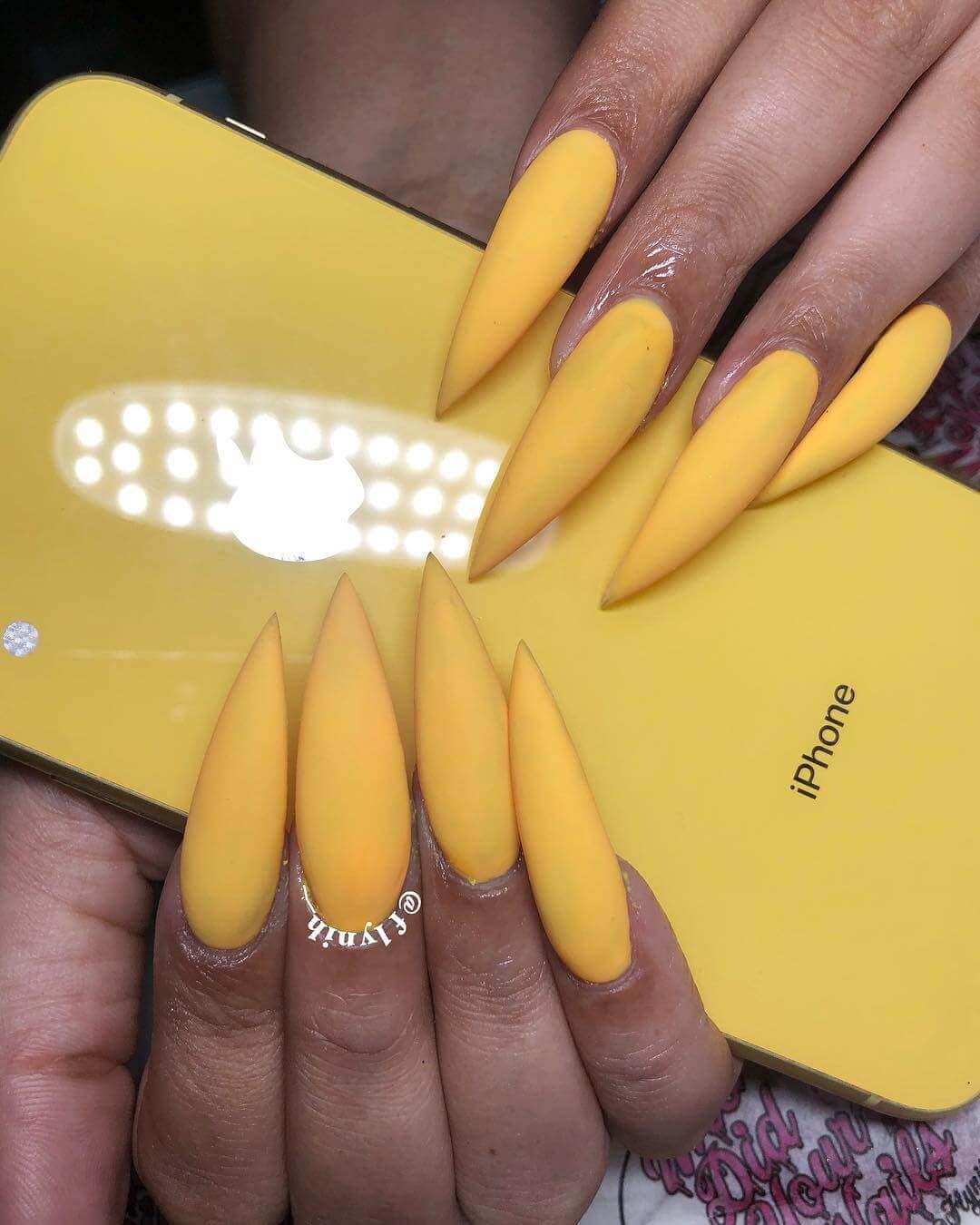 ongles mats jaune stiletto