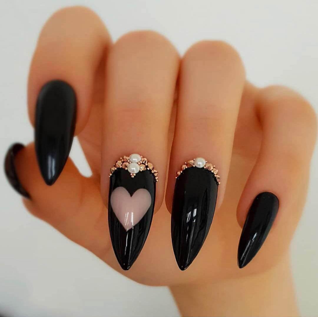 Ongles noirs avec coeurs