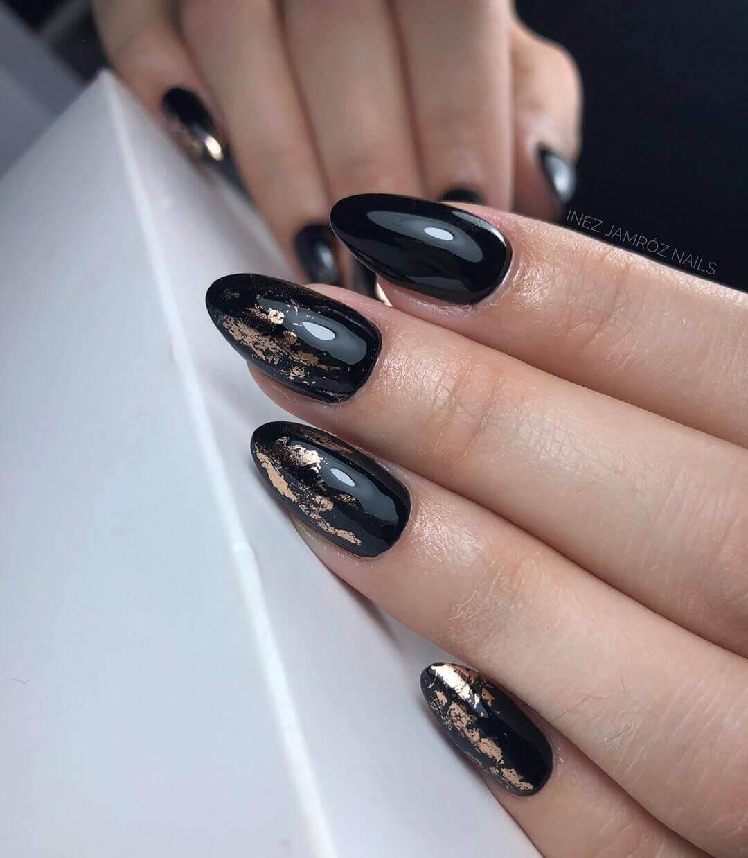 Ongles noirs avec or