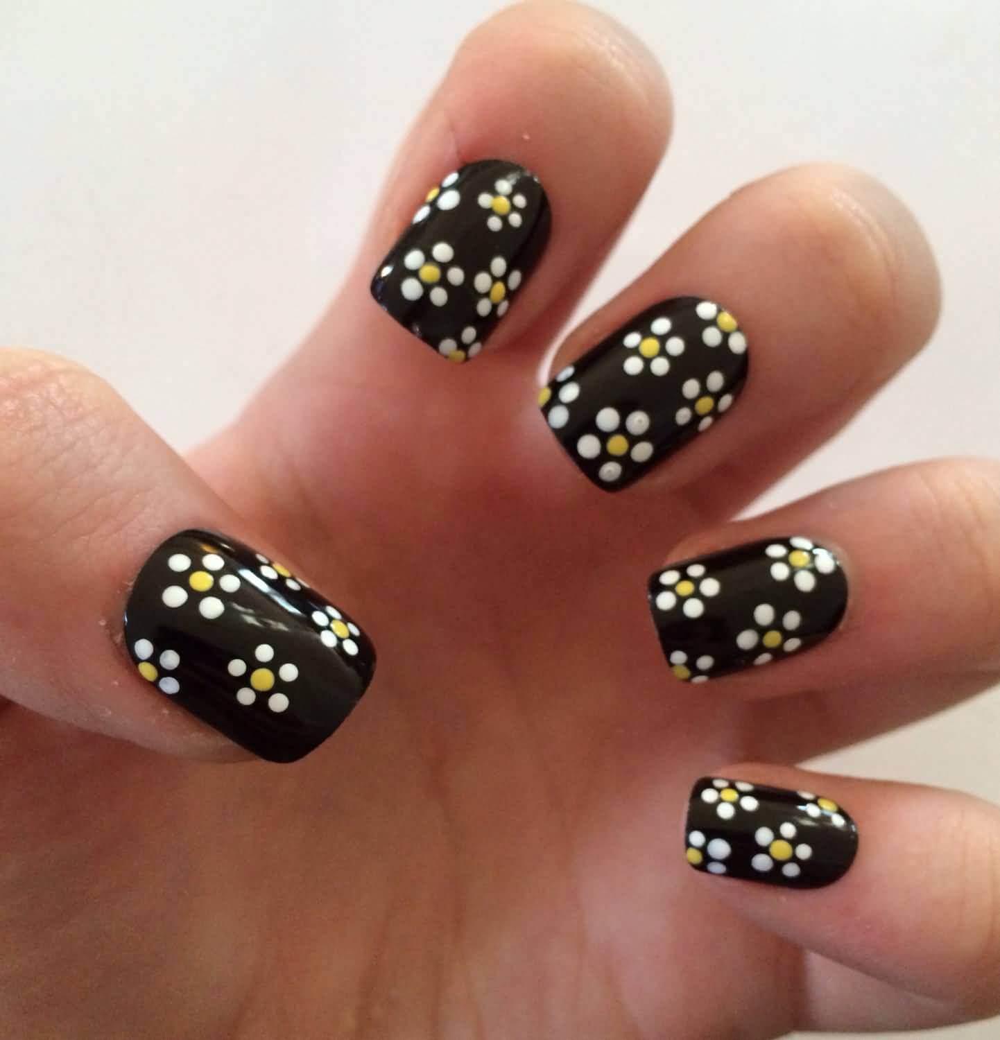 Ongles noirs avec fleurs blanches