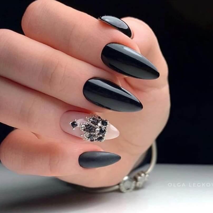 ongles noirs élégants