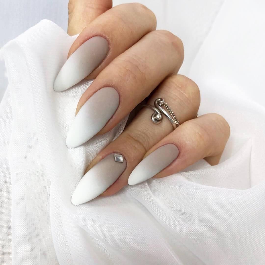 ongles nus dégradés en blanc