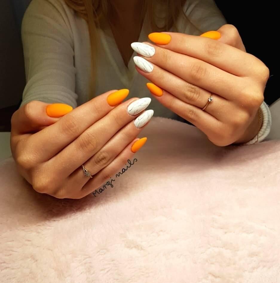 ongles orange et blancs pour l'halloween
