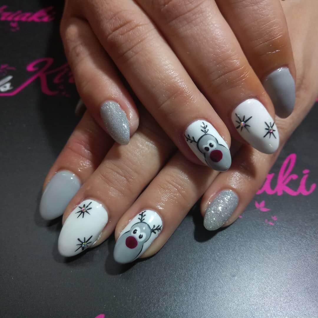 Ongles de rennes de Noël pour les filles