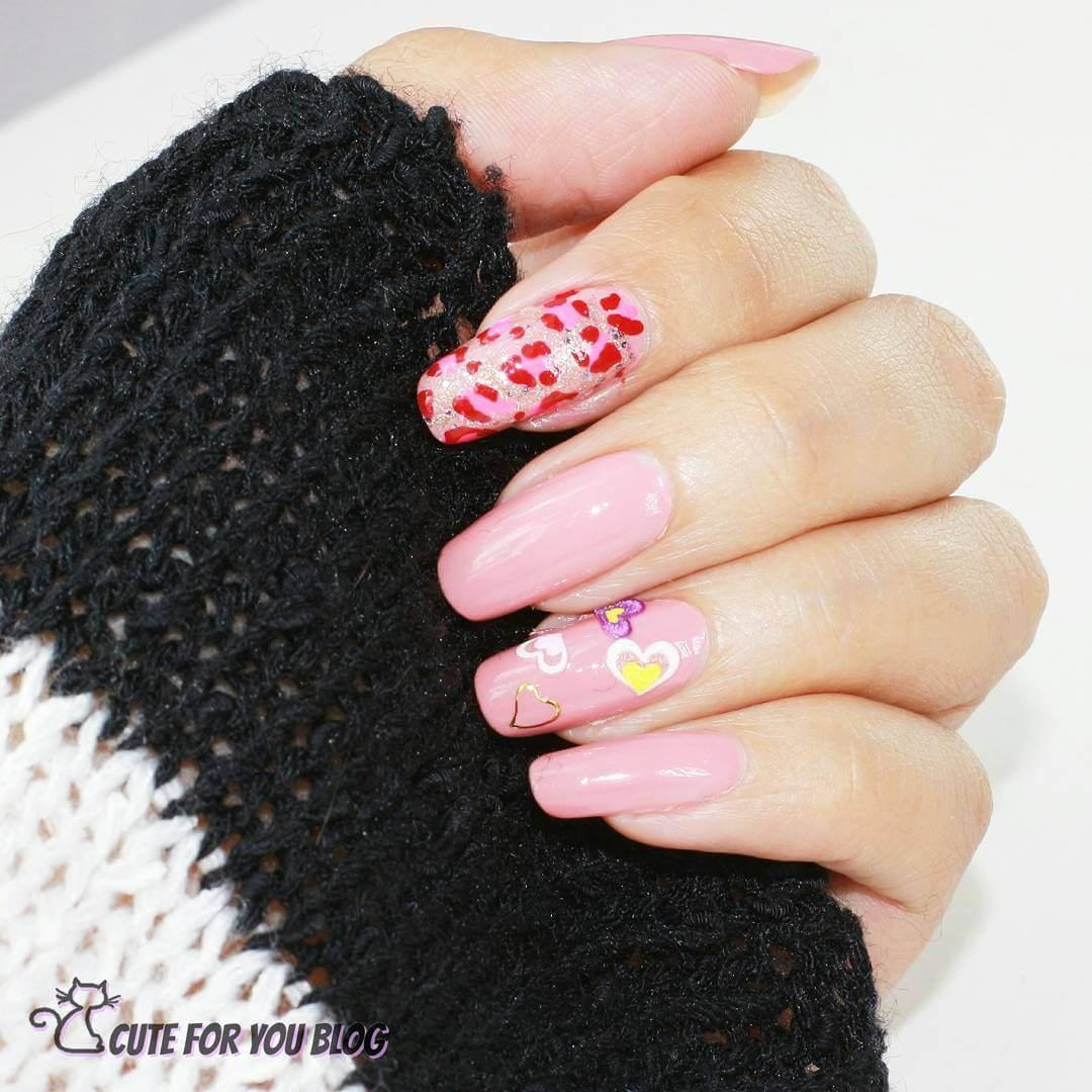 ongles roses avec coeurs