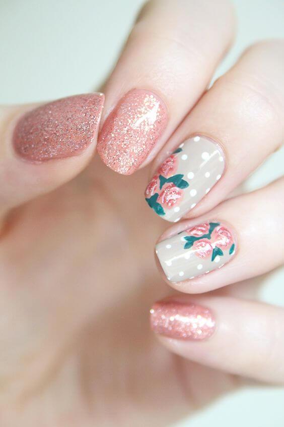 ongles roses avec fleurs et paillettes