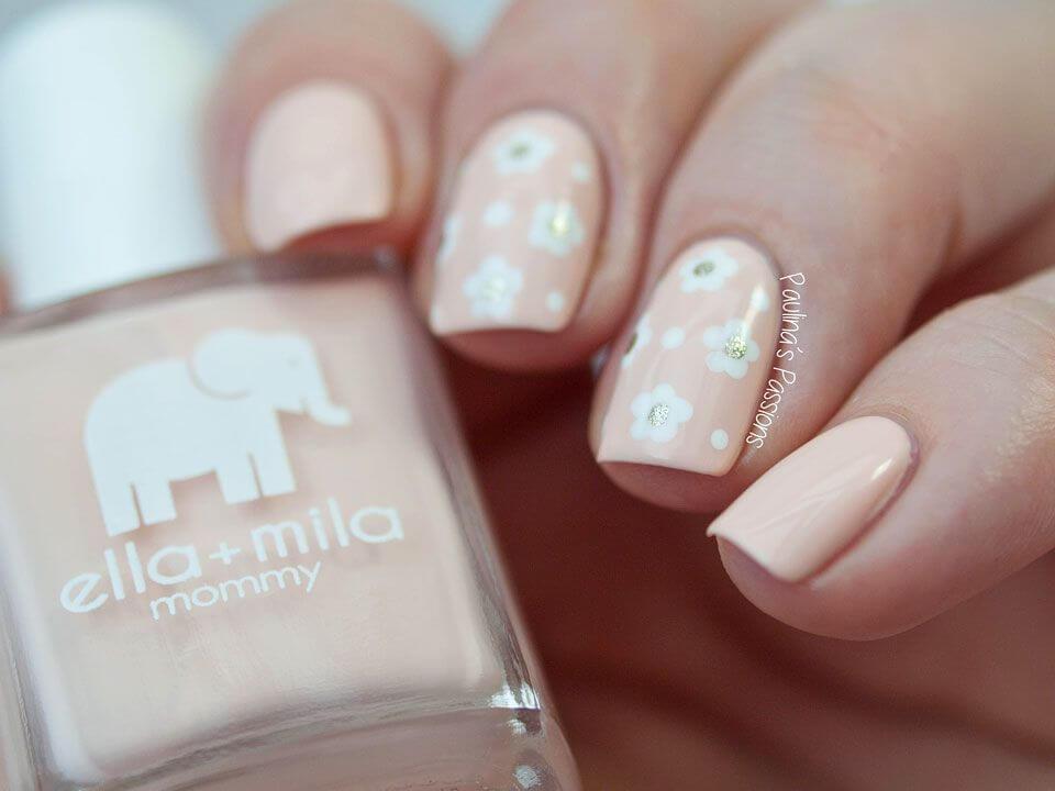 Ongles vieux rose avec fleurs blanches