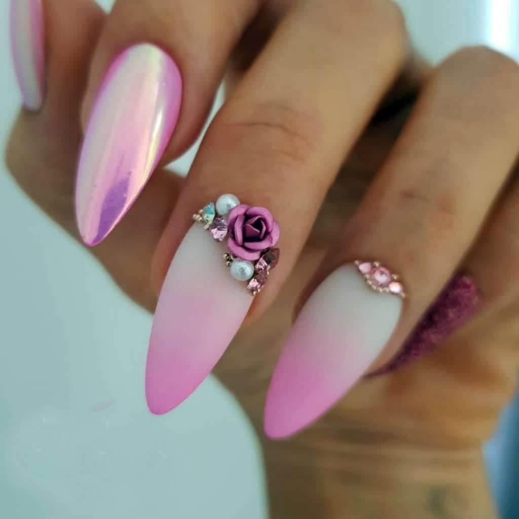 ongles roses avec pierres et fleurs pour la mariée