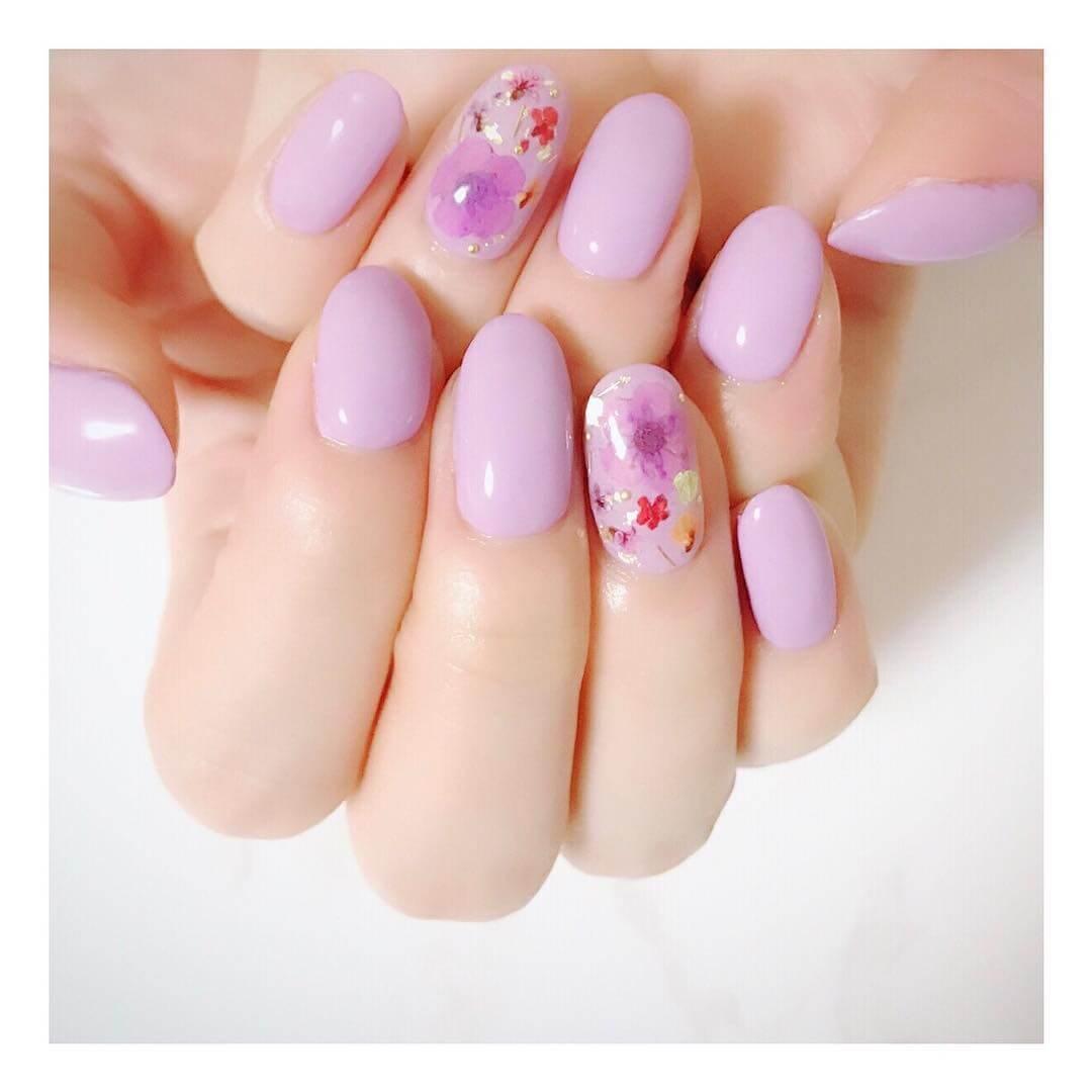 ongles roses décorés de fleurs