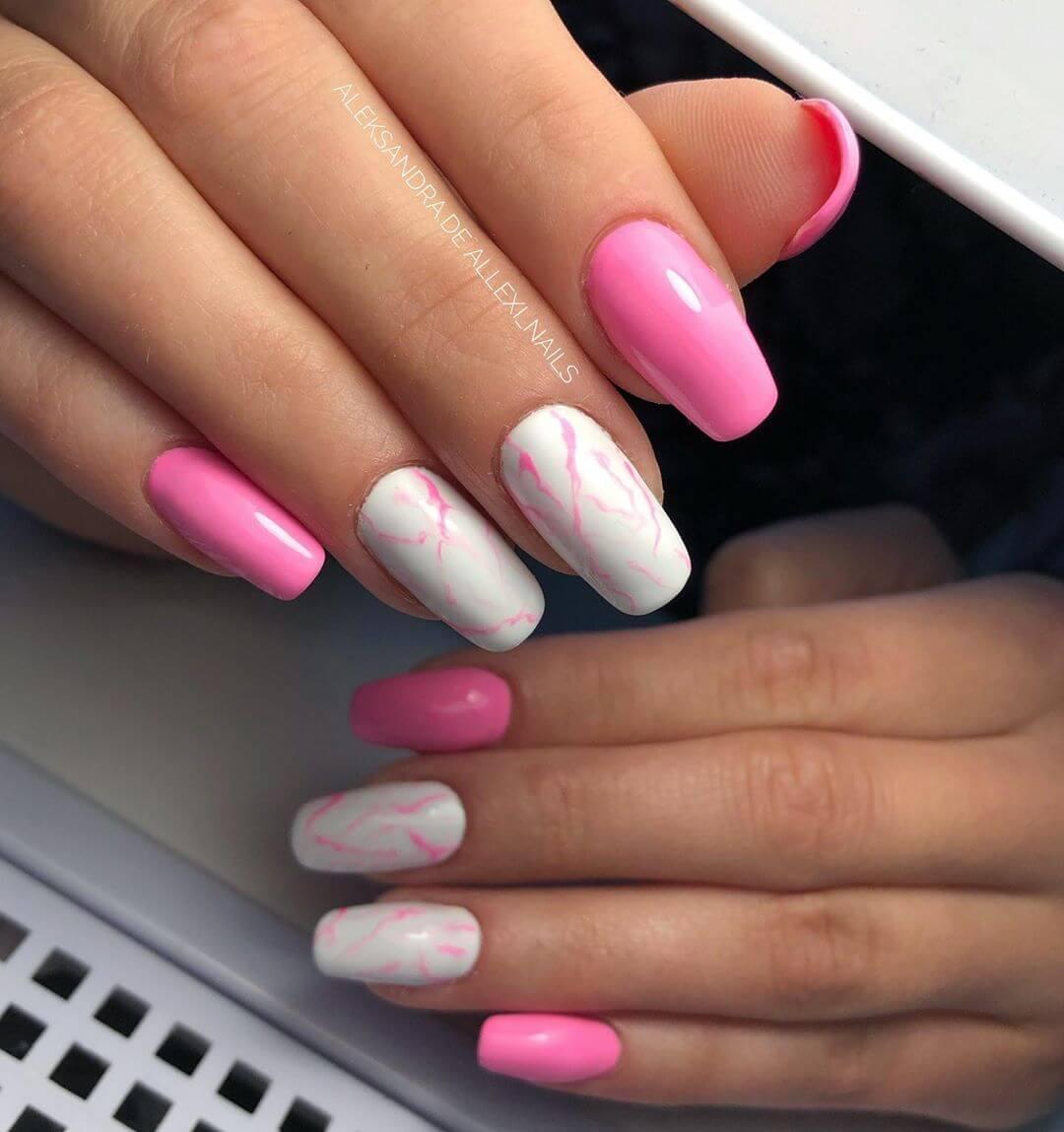 ongles roses pour la mariée