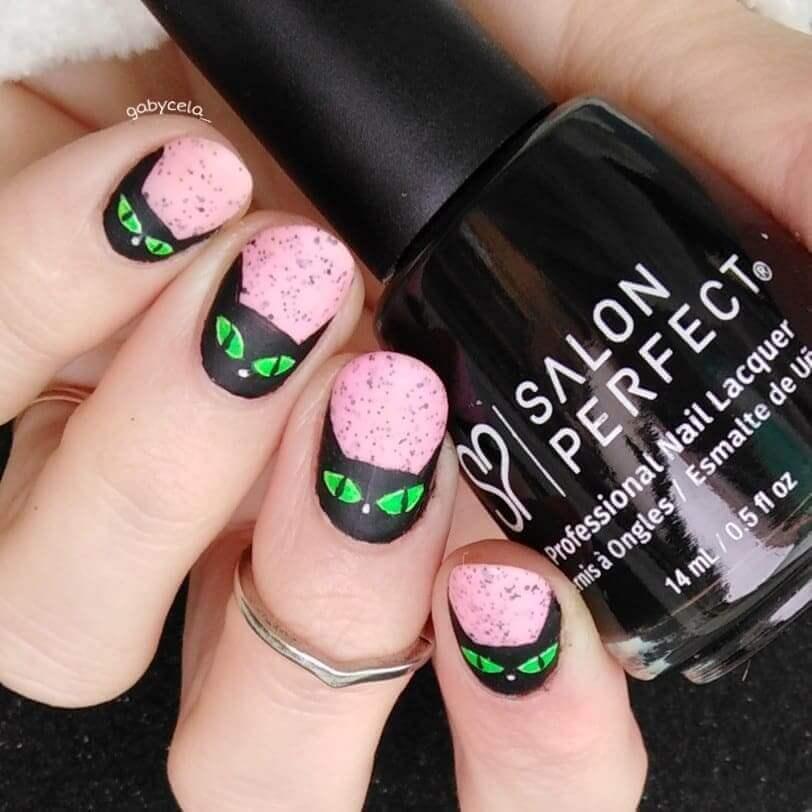 ongles roses pour l'halloween
