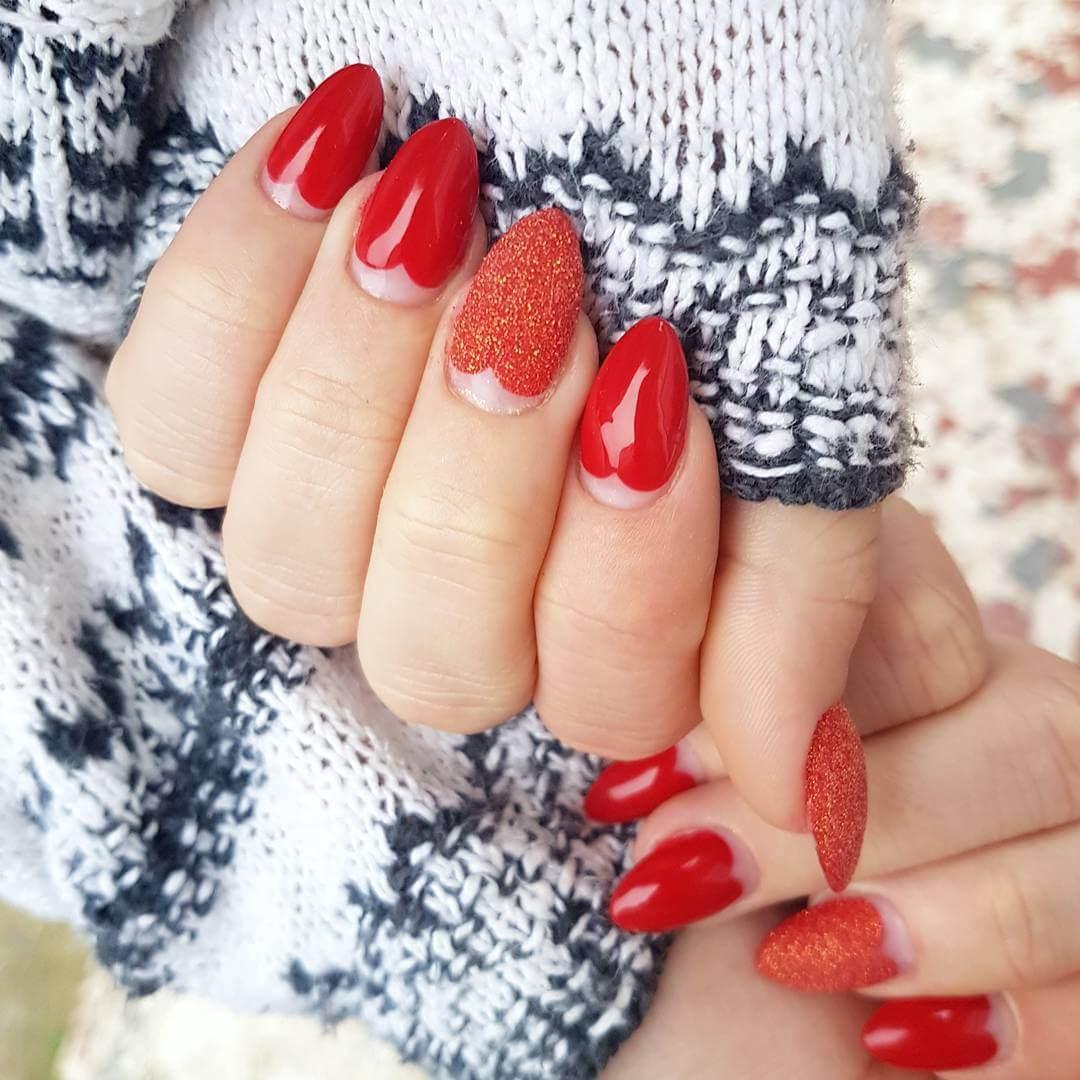 ongles rouges avec des coeurs