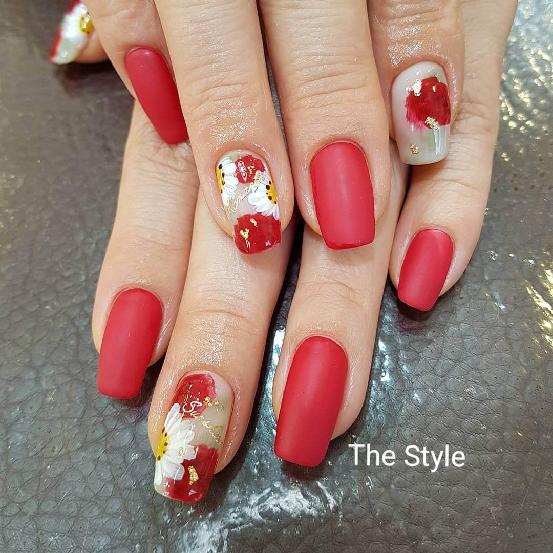 ongles rouges décorés de fleurs