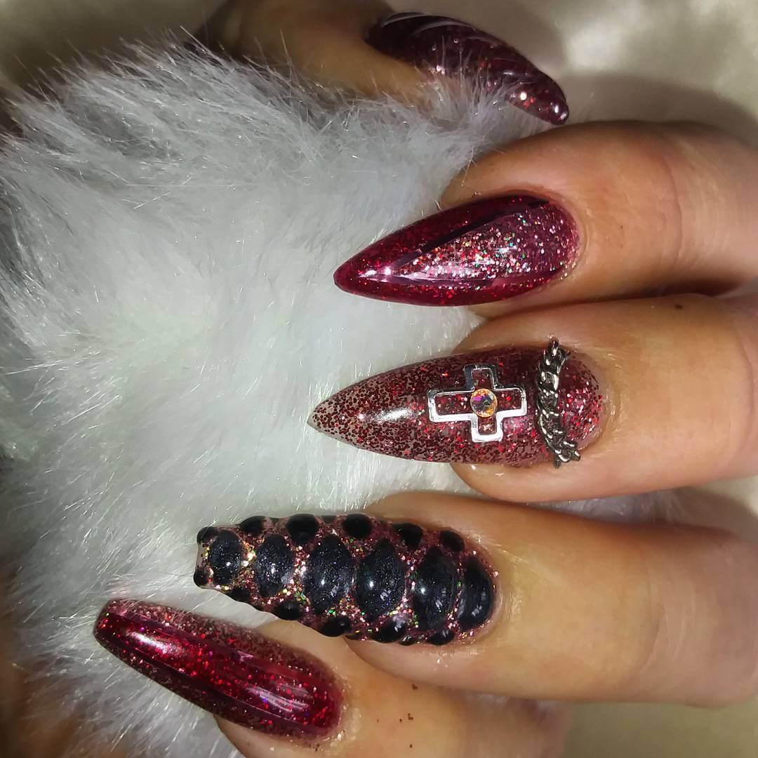 ongles rouges d'halloween avec croix