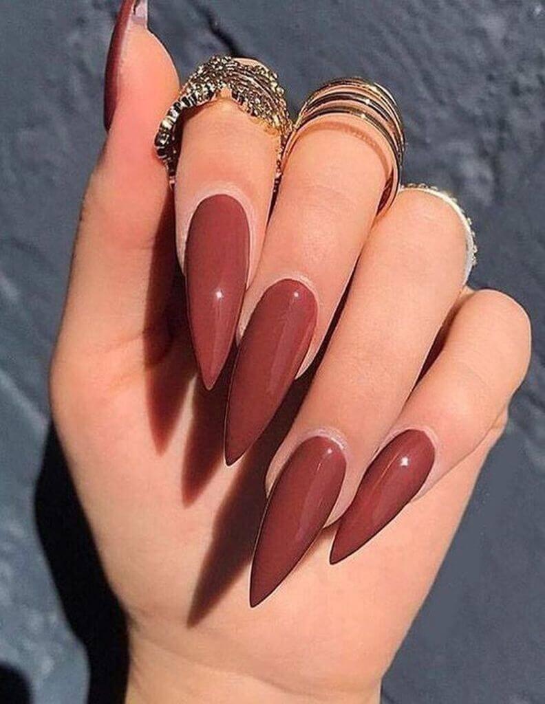 ongles stiletto couleur vin